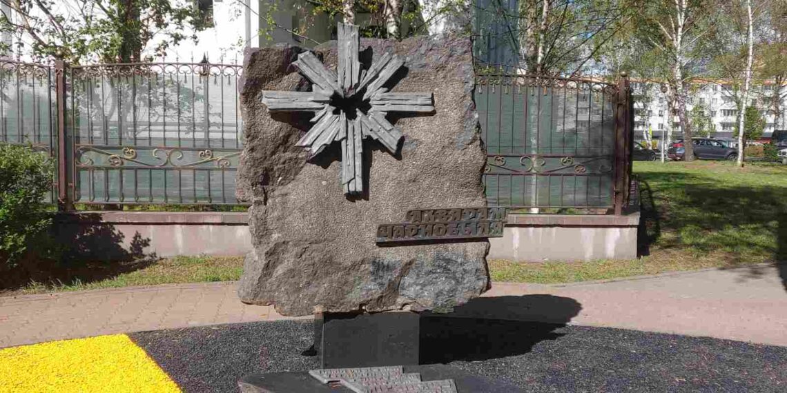 Церемонии возложения цветов и венков к памятным знакам