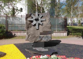 Церемонии возложения цветов и венков к памятным знакам